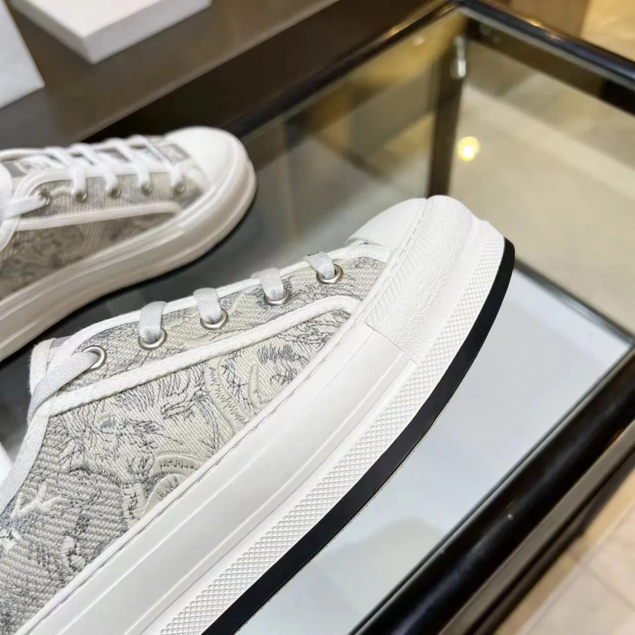 👟👟Ex-factory price 520👟👟 Walk‘n’Dior embroidered mid-top casual shoes are new in 2025. On the fashion stage, Dior embroidered shoes are the well-deserved protagonist. Delicate stitching is used on the upper, every stitch is devoted to the craftsman's efforts, and every thread is woven with artistic poetry. From complex floral patterns to smart geometric textures, embroidery is like the magic that gives shoes life, allowing them to show dynamic beauty even in static conditions.   Wearing Dior embroidered shoes feels like stepping into a dream world full of art. It is not only a pair of shoes, but also a walking piece of art that perfectly integrates fashion and culture. Whether you are strolling on the bustling city streets or attending important social occasions, Dior embroidered shoes can add unique charm to your style and become the focus of everyone's attention.   Choosing Dior embroidered shoes means choosing a persistent pursuit of quality and a unique understanding of fashion. Let it accompany you through every wonderful moment and leave your own fashion mark.  Material: Sheepskin lining, feet, silk cowhide, size 35-41, heel height 5cm
